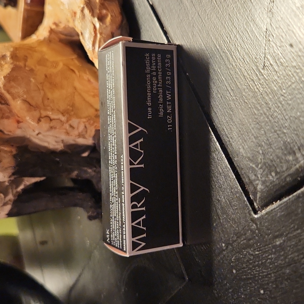 New Mary Kay True Dimensions Lipstick In Berry A La Mode.